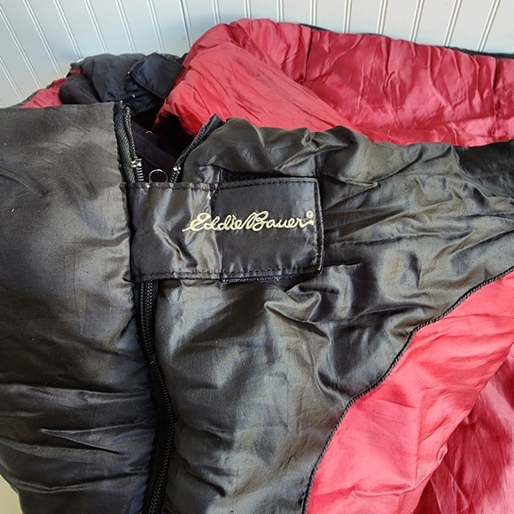 EDDIE BAUER Rectangle One Person Sleeping Bag 32" x 84"- Red and Black - Picture 3 of 9